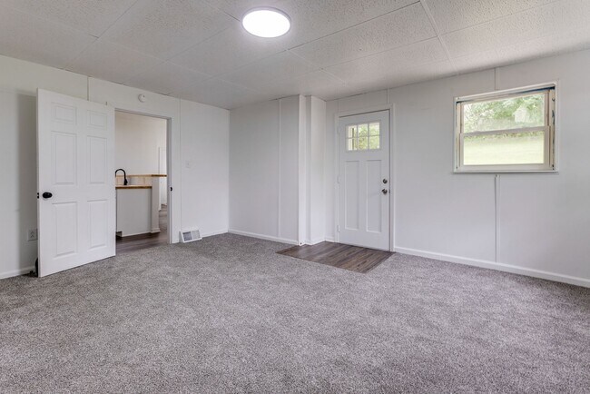 Building Photo - Fully Renovated 3BR/2BA Gem in the Heart o...