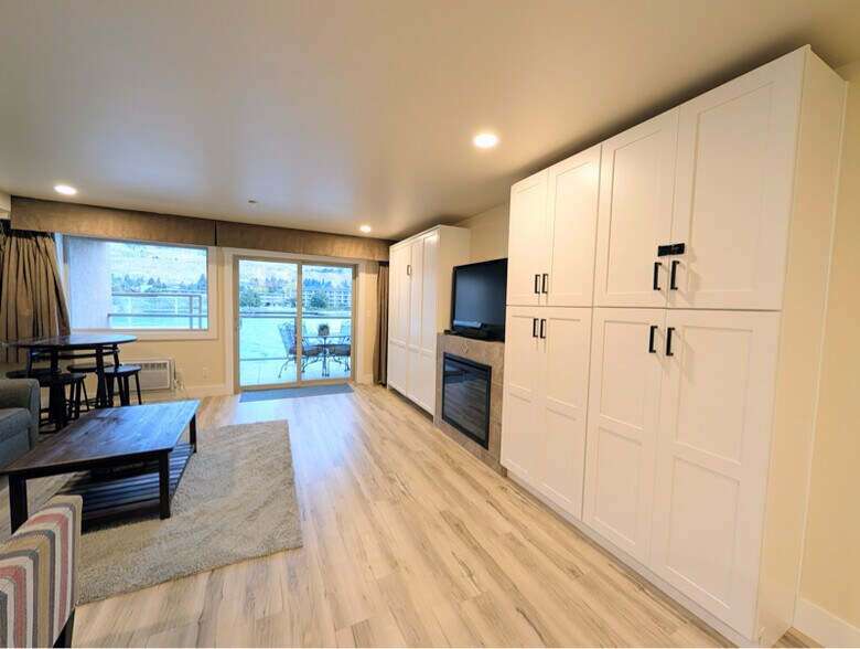 Building Photo - 322 W Woodin Ave