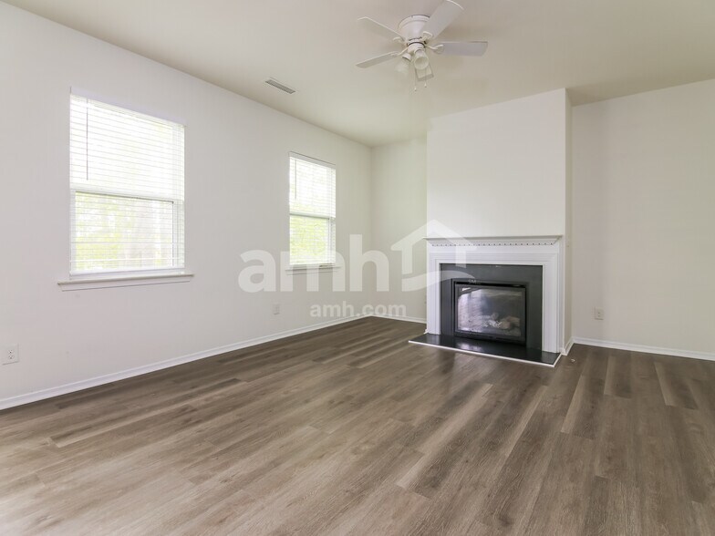 Building Photo - 5900 Spring Glen Ln