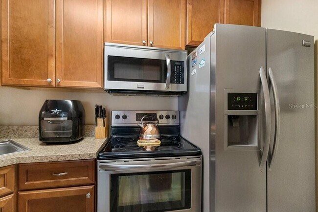 Building Photo - 1372 Pine Ridge Cir E
