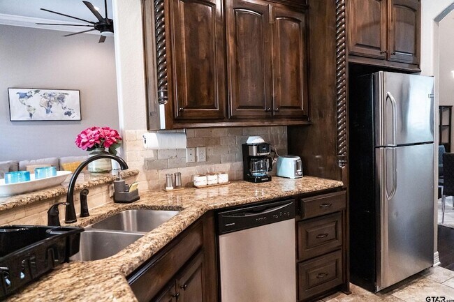 Building Photo - 7352 Kingsport Ln