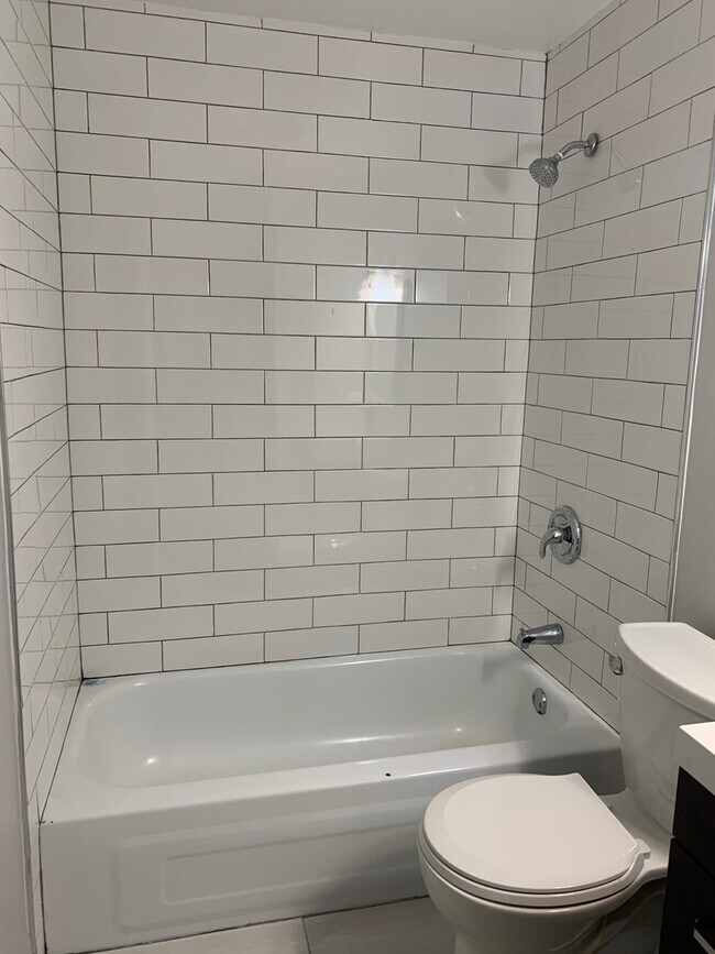 Building Photo - 744 W Gordon Terrace