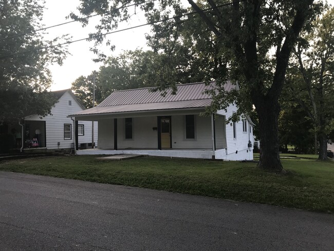 Relaxing front porch - 204 Spring St