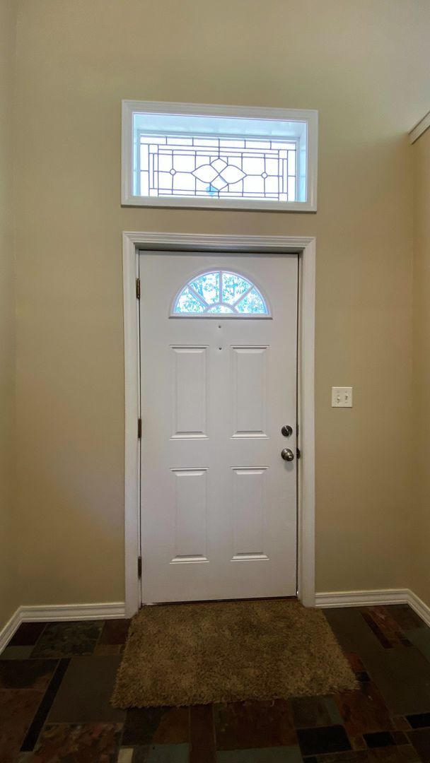 Building Photo - Gorgeous 3 Bedroom, 2 Bathroom Split Level...