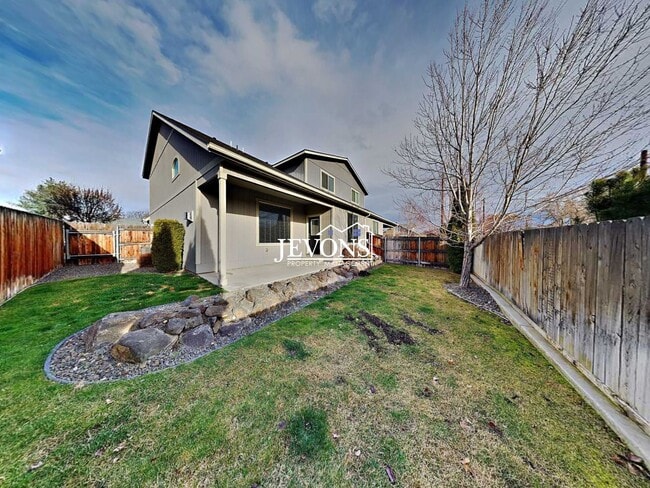 Building Photo - $500 off your first month’s rent!