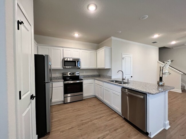 Building Photo - 10218 Lynwood Vlg