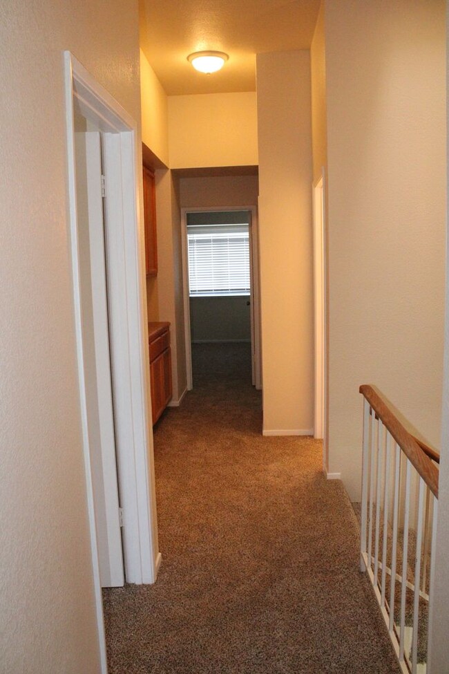 Building Photo - Updated 4 Bedroom, 2 1/2 Bathroom Townhome...