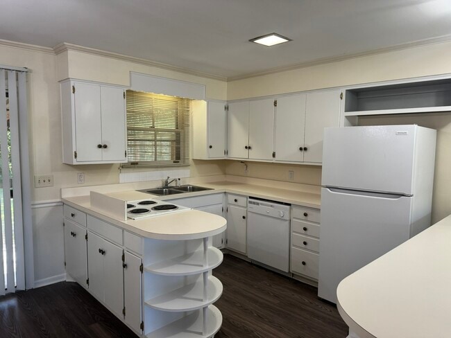 Building Photo - 9019 Meadowlawn Dr