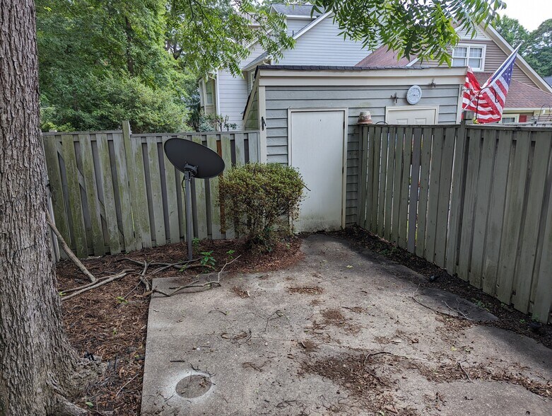 Private patio - 215 Woodburn Club Ln