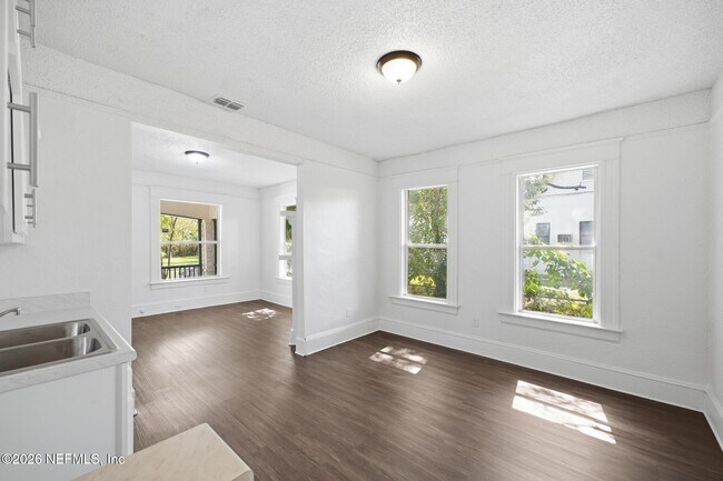 Building Photo - 1123 E 14th St