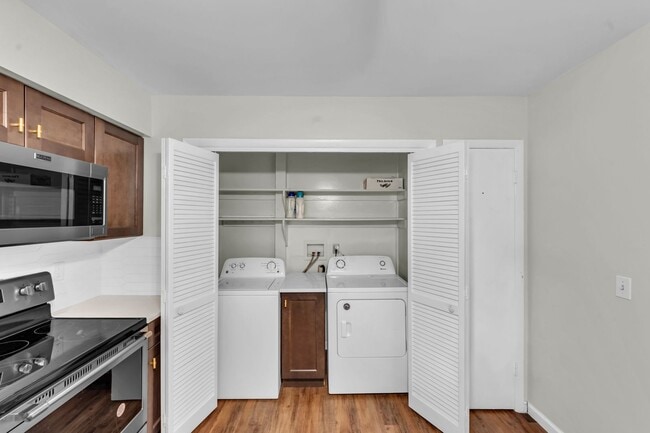 Building Photo - 4114 Pinelake Ln