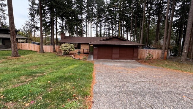 Building Photo - Fantastic Home Close to Schools, Shopping ...