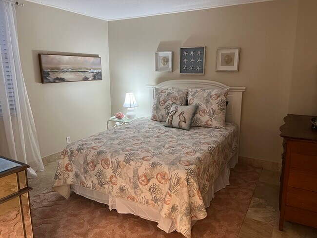 Queen Size Bedroom - 2455 Lindell Blvd