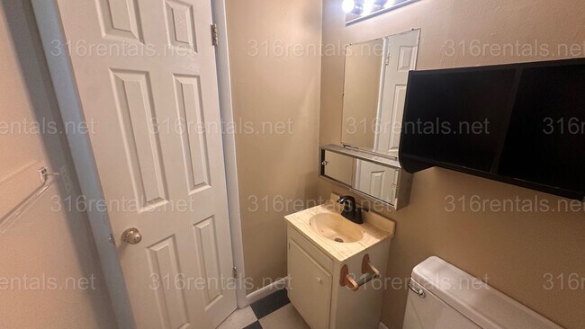 Building Photo - $695 - 2 bed 1 bath - Multi Family Home