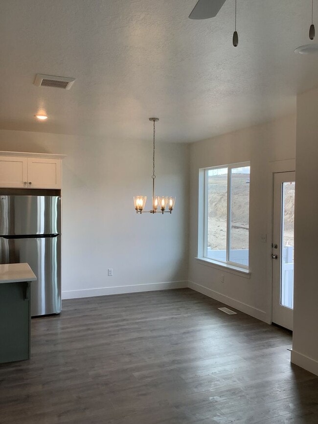 Building Photo - FREE FIRST MONTH'S RENT - New Construction Townhome Located in Prime Saratoga Springs Location