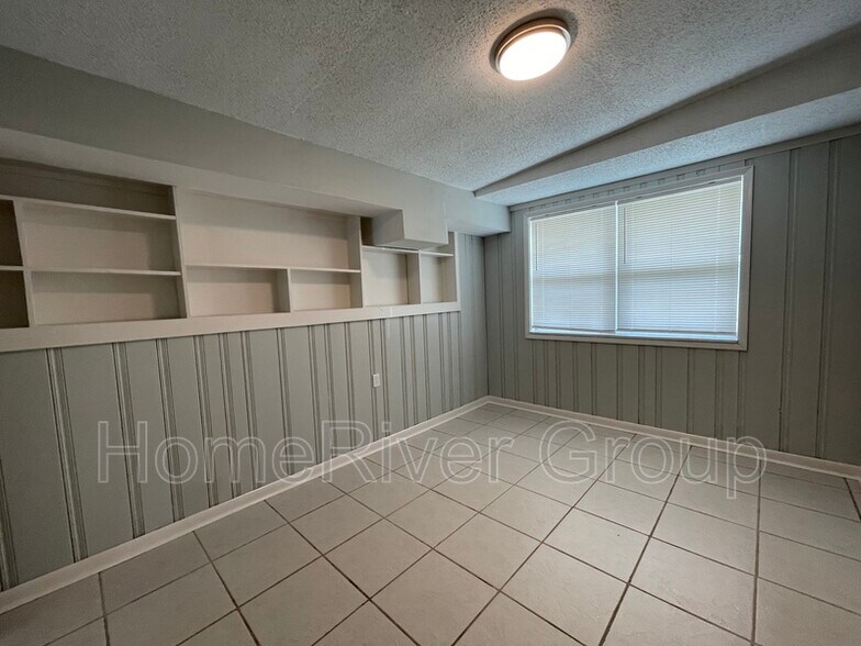 Building Photo - 841 La Plaza Ave S