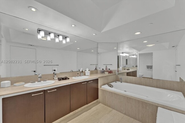 Building Photo - 7000 Island Blvd