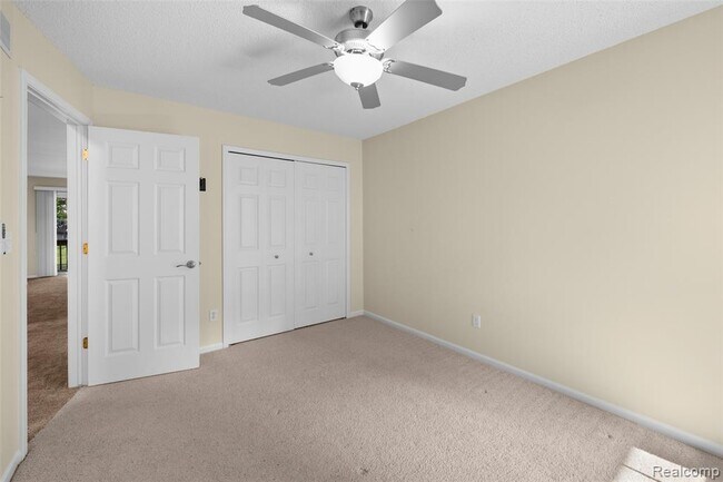 Building Photo - 4911 Oak Hill Dr