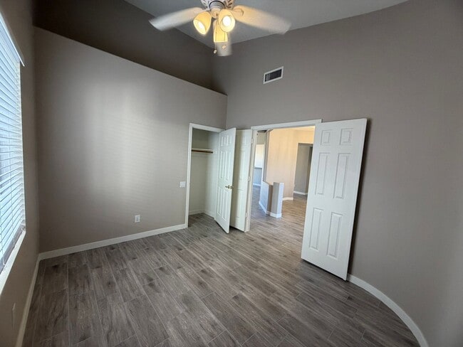 Building Photo - UPDATED BEAUTY IN GARDEN LAKES
