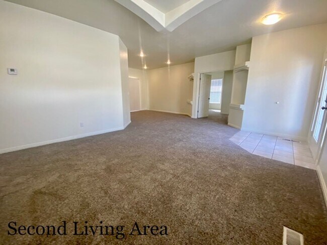 Building Photo - SPACIOUS HOME FOR RENT!