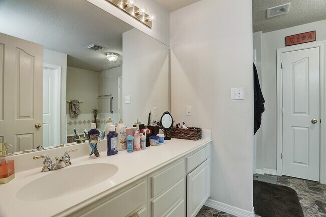Building Photo - 7630 N Linpar Ct