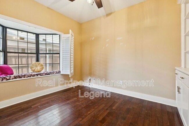 Building Photo - 715 S Barnett Ave