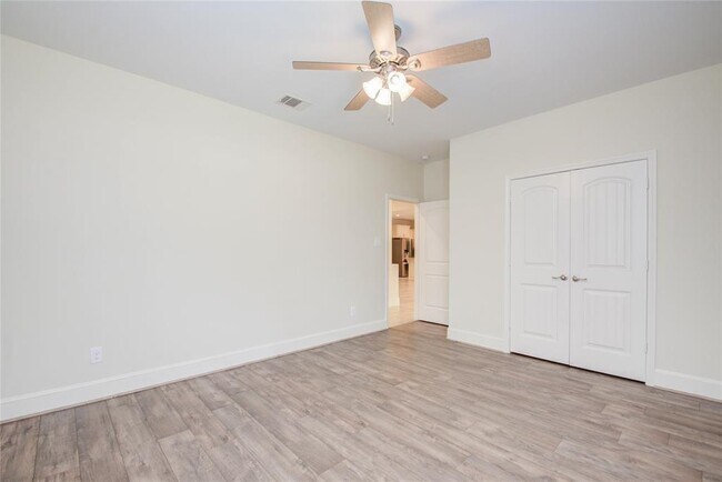 Building Photo - 10572 Twin Oak Dr
