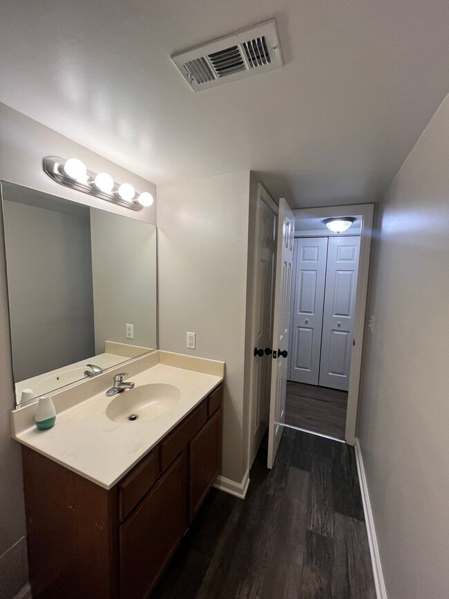 Building Photo - Two bedroom, 1.5 bath condo in High Point-...
