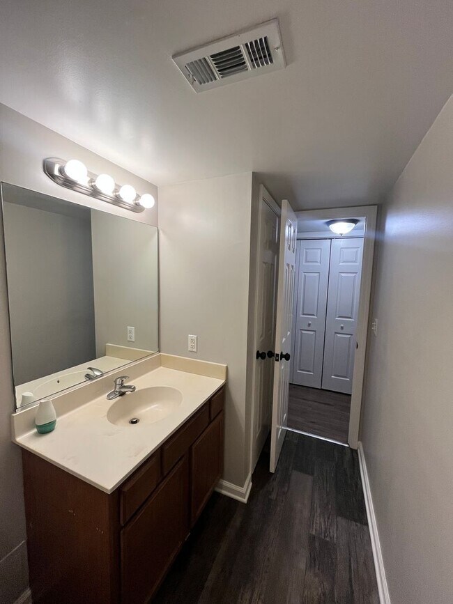 Building Photo - Two bedroom, 1.5 bath condo in High Point--Oakmont Condominiums