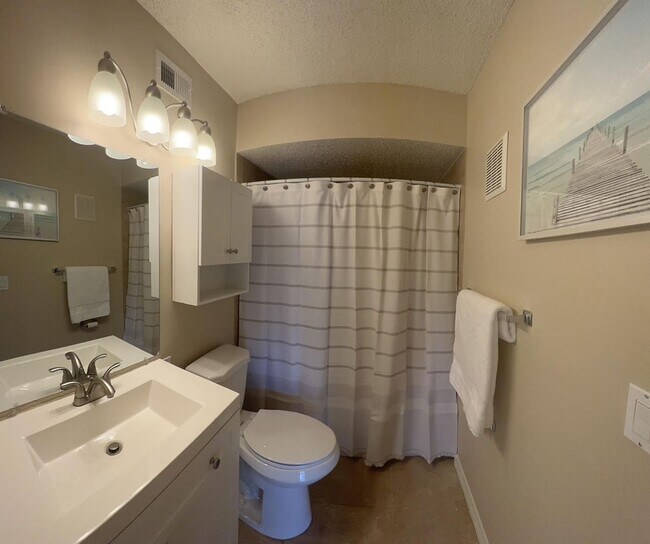 Building Photo - FULLY FURNISHED MAY AVAILABILITY - 1 Bed 1...