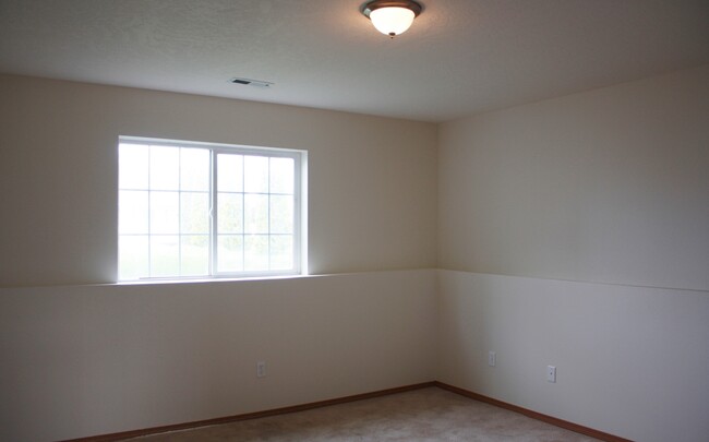 Building Photo - 419 N Arbutus Ave