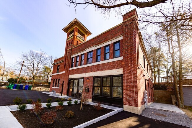 Building Photo - No Brokers Fee, Newton Center Area. 3 Level of Living Space/ central AC, In-Unit Laundry. Parking...