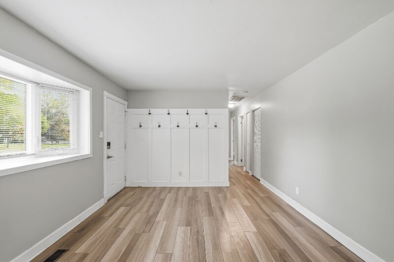 Building Photo - 5104 Elmhurst Dr