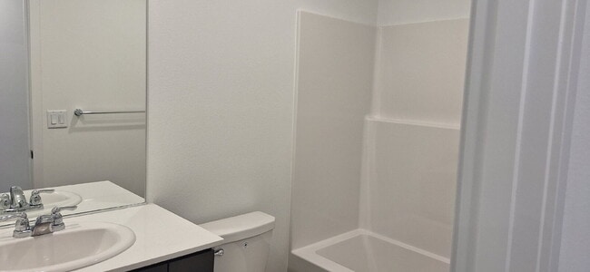 Building Photo - 3 Bedroom 2 Bathroom New build House