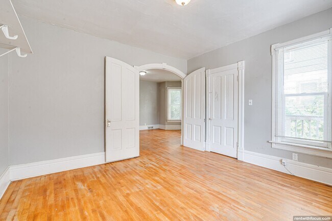 Building Photo - 218 E 8th St