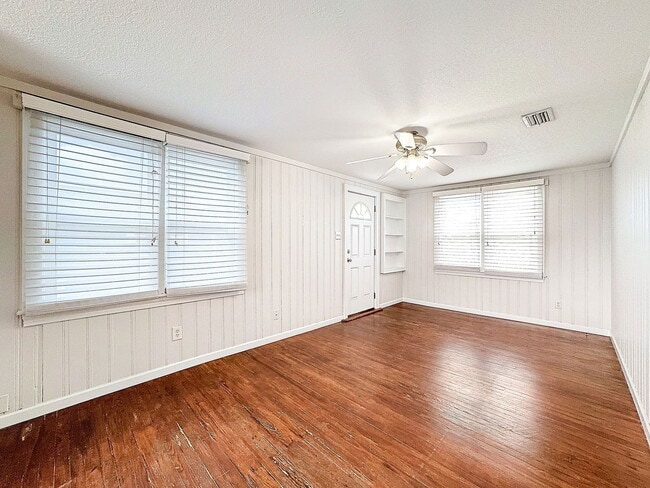 Building Photo - 2649 1/2 Dartmouth Ave N