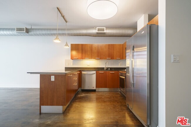 Building Photo - 645 W 9th St