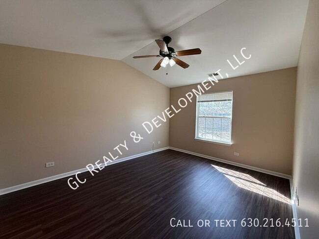 Building Photo - ***2 BDRM / 2ND FLOOR / WASHER & DRYER IN ...