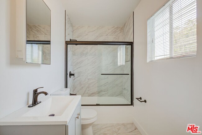Building Photo - 2710 Bellevue Ave