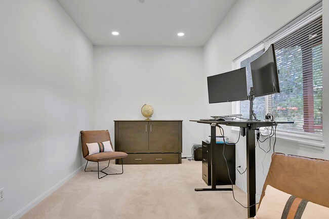 Building Photo - 28384 Kinnikinick Rd