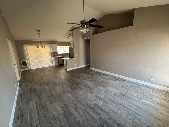 Building Photo - Stunning 3-bedroom, 2-bathroom home locate...
