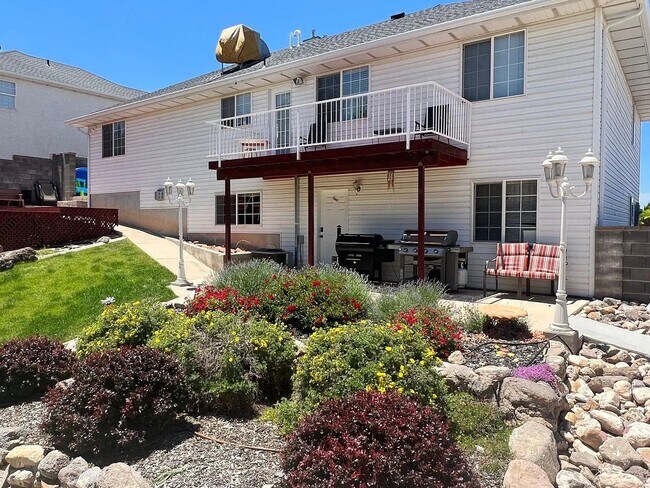 Building Photo - 2167 Cedar Hills Dr
