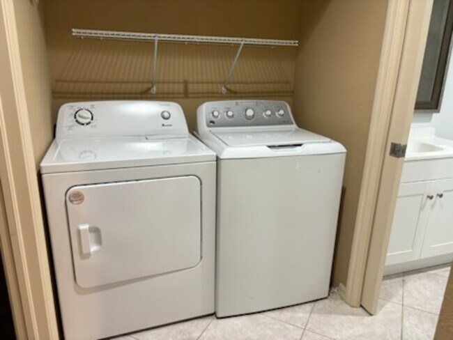 Building Photo - roman plaza