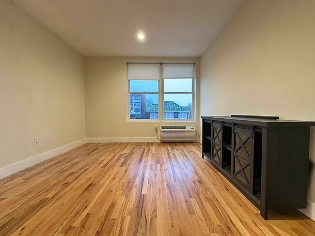 Building Photo - University Avenue