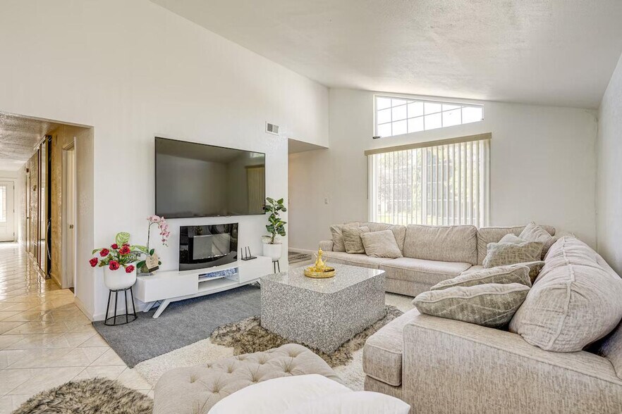 Primary Photo - 172 Goldenrod Dr