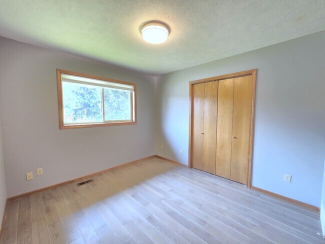 Building Photo - $3,250- 5 Bed / 3 Bath Beautiful Home in Upper South Hill