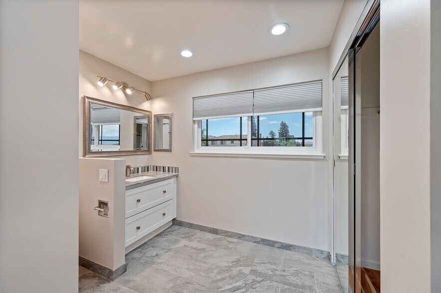 Building Photo - 3661 Slopeview Dr