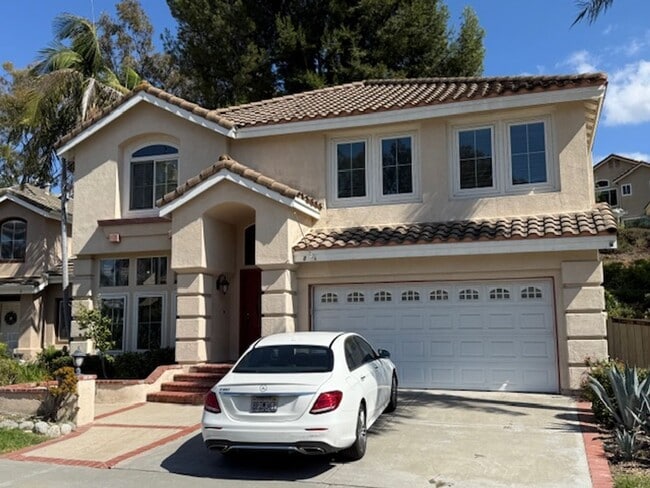 Building Photo - 4 bed / 2.5 bath plus large loft/family ro...