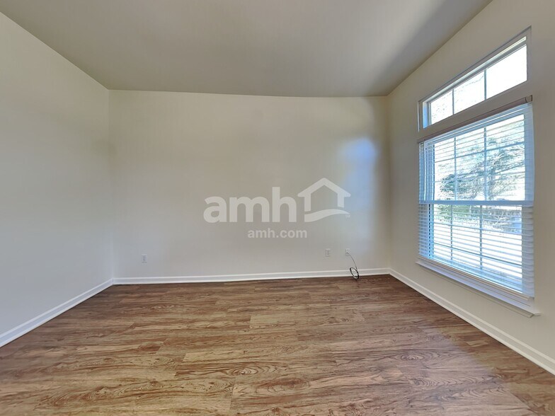 Building Photo - 127 Bathurst Ln