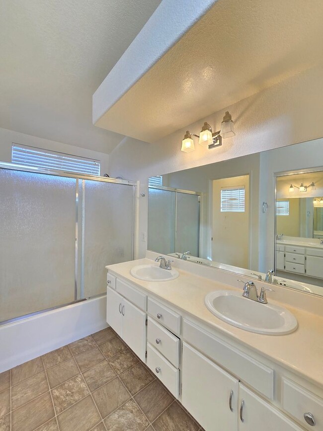 Building Photo - Beautiful 4-Bedroom / 2-bathroom Single-Family Home for Rent